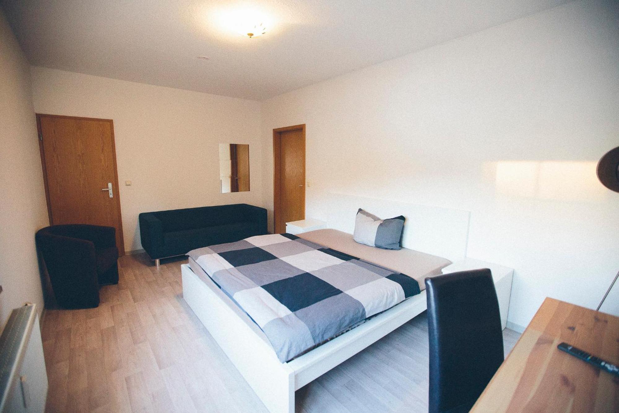 Grosse & Voll Ausgestattete Apartments, Studios, Doppelzimmer, Workspace, Parkplatz, Netflix, Prime & Schnelles Wifi In Ruhiger Lage Mit Garten ルドルシュタット エクステリア 写真