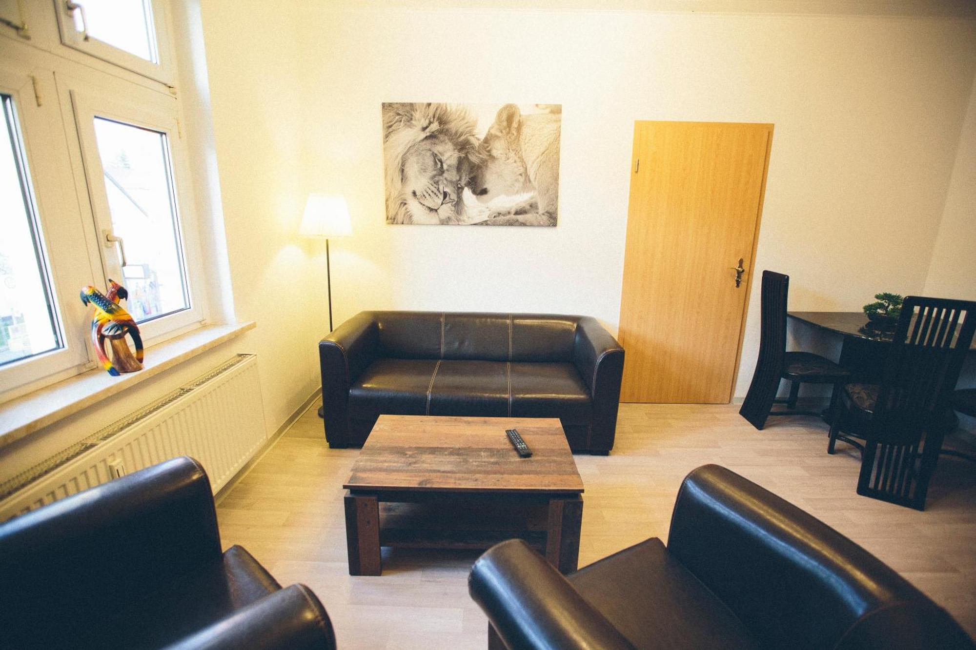 Grosse & Voll Ausgestattete Apartments, Studios, Doppelzimmer, Workspace, Parkplatz, Netflix, Prime & Schnelles Wifi In Ruhiger Lage Mit Garten ルドルシュタット 部屋 写真