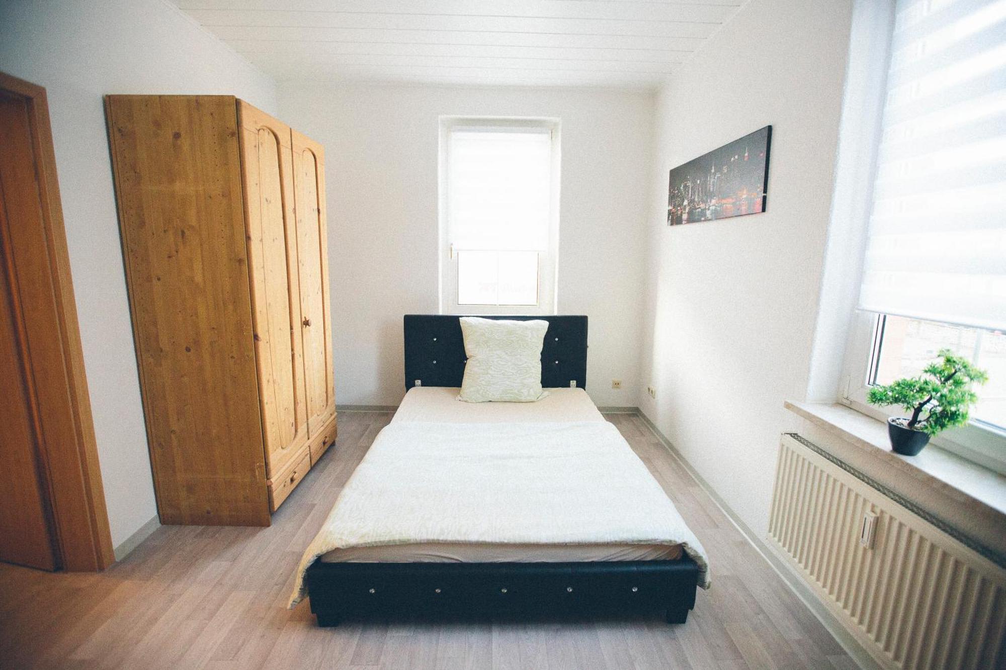 Grosse & Voll Ausgestattete Apartments, Studios, Doppelzimmer, Workspace, Parkplatz, Netflix, Prime & Schnelles Wifi In Ruhiger Lage Mit Garten ルドルシュタット 部屋 写真