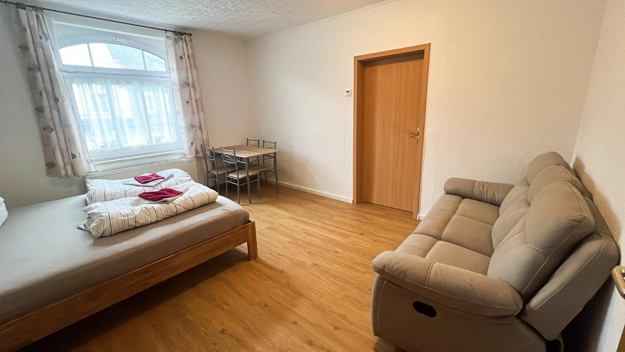 Grosse & Voll Ausgestattete Apartments, Studios, Doppelzimmer, Workspace, Parkplatz, Netflix, Prime & Schnelles Wifi In Ruhiger Lage Mit Garten ルドルシュタット 部屋 写真