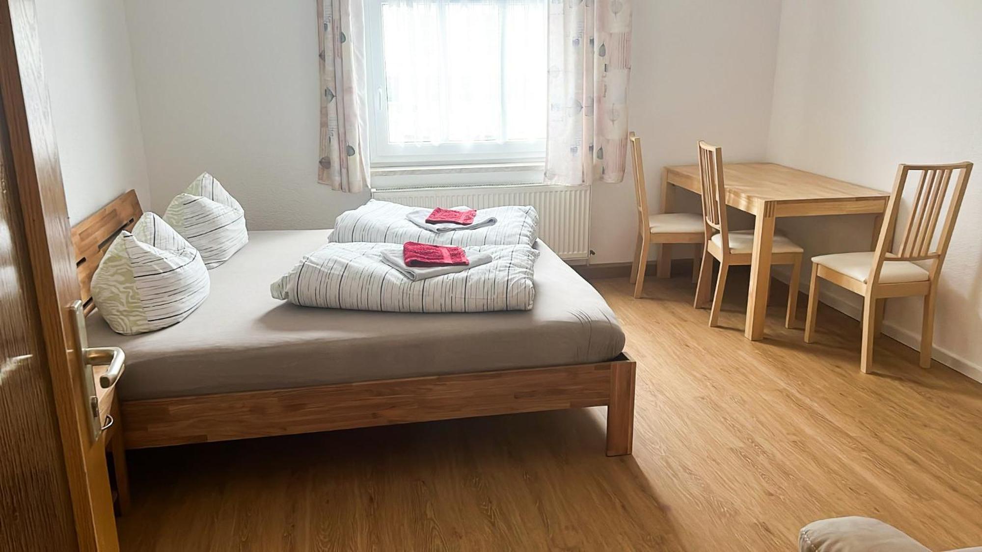 Grosse & Voll Ausgestattete Apartments, Studios, Doppelzimmer, Workspace, Parkplatz, Netflix, Prime & Schnelles Wifi In Ruhiger Lage Mit Garten ルドルシュタット 部屋 写真