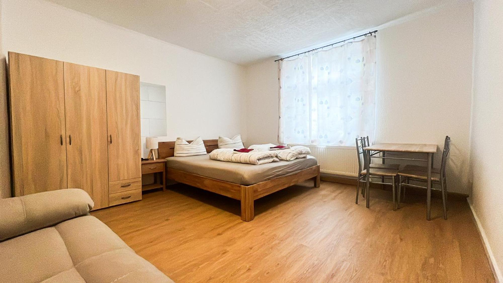 Grosse & Voll Ausgestattete Apartments, Studios, Doppelzimmer, Workspace, Parkplatz, Netflix, Prime & Schnelles Wifi In Ruhiger Lage Mit Garten ルドルシュタット 部屋 写真