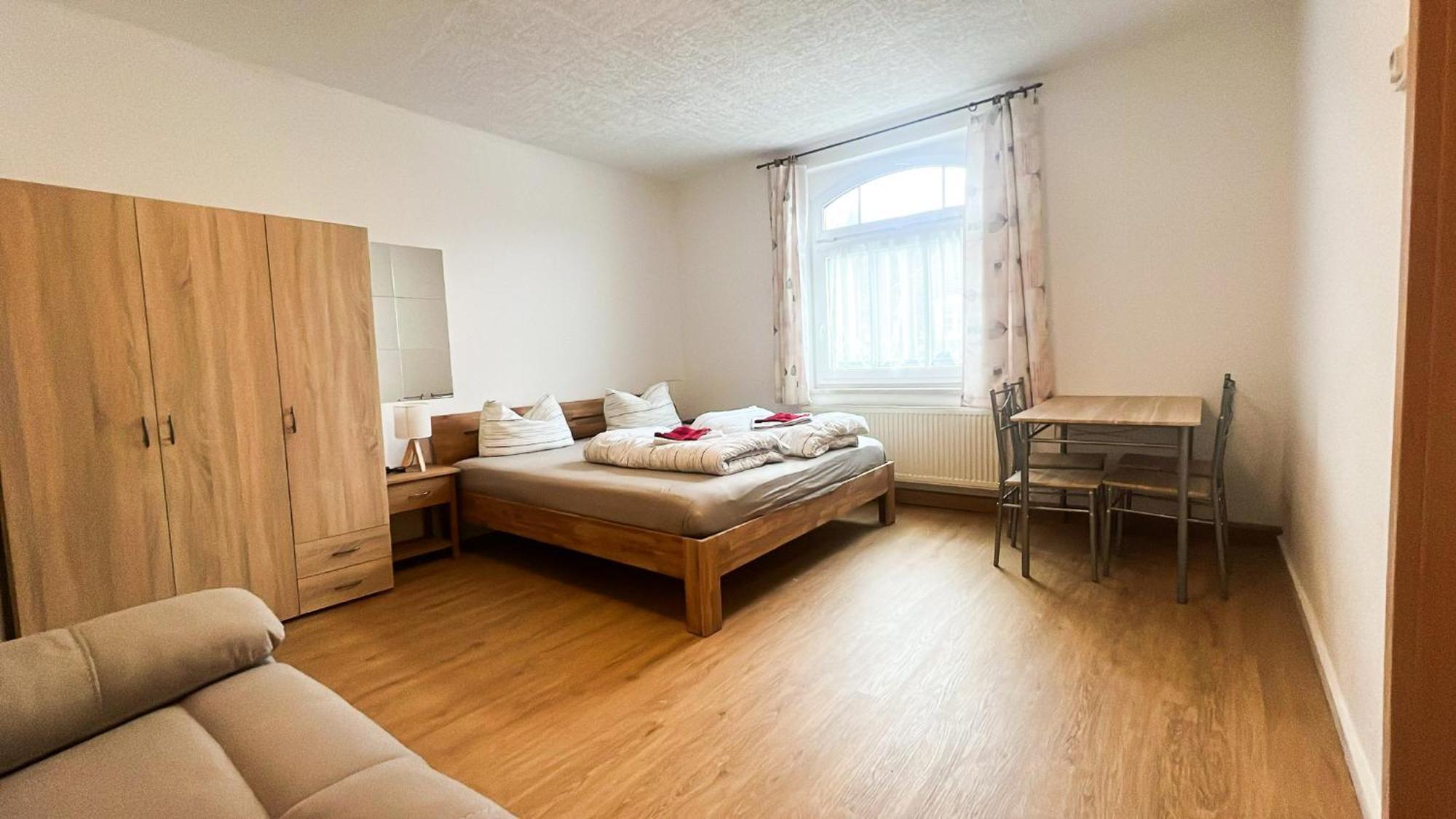 Grosse & Voll Ausgestattete Apartments, Studios, Doppelzimmer, Workspace, Parkplatz, Netflix, Prime & Schnelles Wifi In Ruhiger Lage Mit Garten ルドルシュタット 部屋 写真